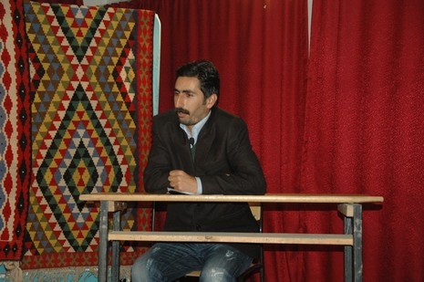 Şemdinlide Halk Eğitim Merkezi bünyesinde İlçe Halk Eğitim Merkezinin konferans Salonunda verilen tiyatro seyircileri güldürdü.