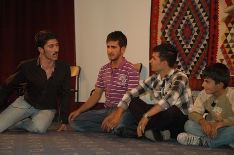 Şemdinlide Halk Eğitim Merkezi bünyesinde İlçe Halk Eğitim Merkezinin konferans Salonunda verilen tiyatro seyircileri güldürdü.