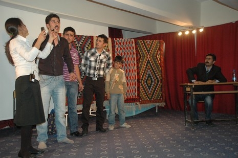 Şemdinlide Halk Eğitim Merkezi bünyesinde İlçe Halk Eğitim Merkezinin konferans Salonunda verilen tiyatro seyircileri güldürdü.