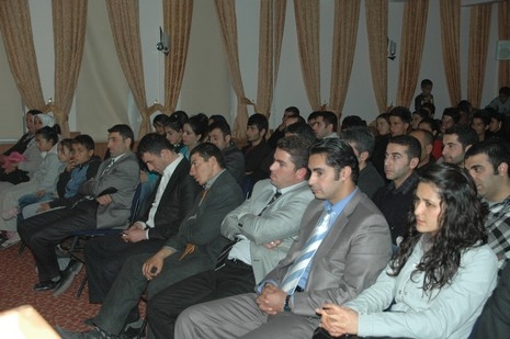 Şemdinlide Halk Eğitim Merkezi bünyesinde İlçe Halk Eğitim Merkezinin konferans Salonunda verilen tiyatro seyircileri güldürdü.