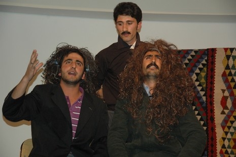 Şemdinlide Halk Eğitim Merkezi bünyesinde İlçe Halk Eğitim Merkezinin konferans Salonunda verilen tiyatro seyircileri güldürdü.