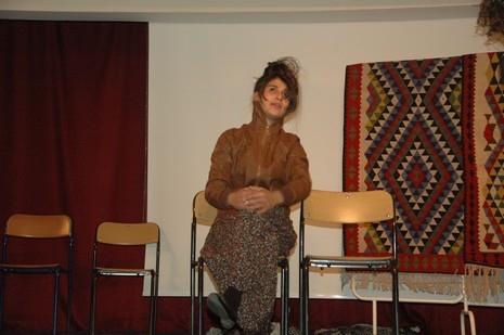 Şemdinlide Halk Eğitim Merkezi bünyesinde İlçe Halk Eğitim Merkezinin konferans Salonunda verilen tiyatro seyircileri güldürdü.