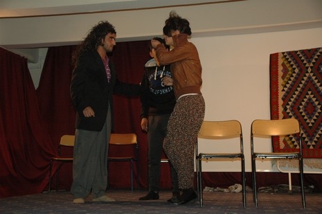 Şemdinlide Halk Eğitim Merkezi bünyesinde İlçe Halk Eğitim Merkezinin konferans Salonunda verilen tiyatro seyircileri güldürdü.