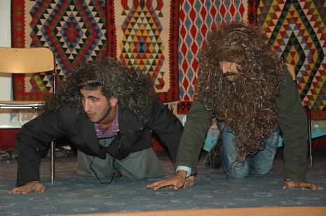 Şemdinlide Halk Eğitim Merkezi bünyesinde İlçe Halk Eğitim Merkezinin konferans Salonunda verilen tiyatro seyircileri güldürdü.