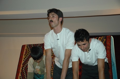 Şemdinlide Halk Eğitim Merkezi bünyesinde İlçe Halk Eğitim Merkezinin konferans Salonunda verilen tiyatro seyircileri güldürdü.