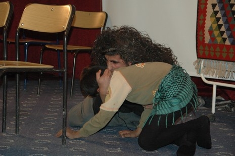 Şemdinlide Halk Eğitim Merkezi bünyesinde İlçe Halk Eğitim Merkezinin konferans Salonunda verilen tiyatro seyircileri güldürdü.