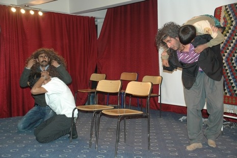 Şemdinlide Halk Eğitim Merkezi bünyesinde İlçe Halk Eğitim Merkezinin konferans Salonunda verilen tiyatro seyircileri güldürdü.