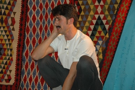 Şemdinlide Halk Eğitim Merkezi bünyesinde İlçe Halk Eğitim Merkezinin konferans Salonunda verilen tiyatro seyircileri güldürdü.