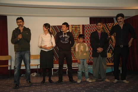 Şemdinlide Halk Eğitim Merkezi bünyesinde İlçe Halk Eğitim Merkezinin konferans Salonunda verilen tiyatro seyircileri güldürdü.