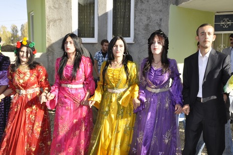 Yüksekova'da 13.14.11.2010 tarihleri arasında evlenen çiftleri sizler için sayfamıza taşıdık. Yüksekova Güncel olarak tüm çiftlerimize mutluluklar dileriz