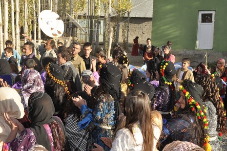 Yüksekova'da 13.14.11.2010 tarihleri arasında evlenen çiftleri sizler için sayfamıza taşıdık. Yüksekova Güncel olarak tüm çiftlerimize mutluluklar dileriz