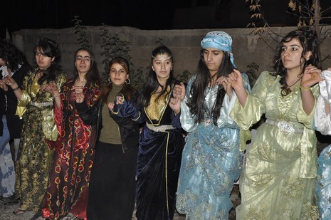 Yüksekova'da 13.14.11.2010 tarihleri arasında evlenen çiftleri sizler için sayfamıza taşıdık. Yüksekova Güncel olarak tüm çiftlerimize mutluluklar dileriz