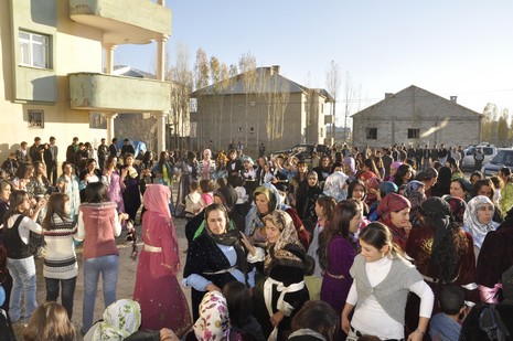 Yüksekova'da 20.21.11.2010 tarihleri arasında evlenen çiftleri sizler için sayfamıza taşıdık. Yüksekova Güncel olarak tüm çiftlerimize mutluluklar dileriz