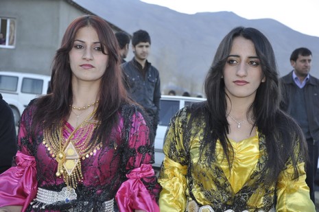 Yüksekova'da 20.21.11.2010 tarihleri arasında evlenen çiftleri sizler için sayfamıza taşıdık. Yüksekova Güncel olarak tüm çiftlerimize mutluluklar dileriz