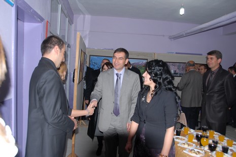 5 Mayıs İlköğretim Okulu Görsel Sanatlar Öğretmeni Seyhan Göztepe tarafından hazırlanan Karakalem, Ebru, Suluboya ve Yağlı Boya çalışmaları davetlilerden tam not aldı.