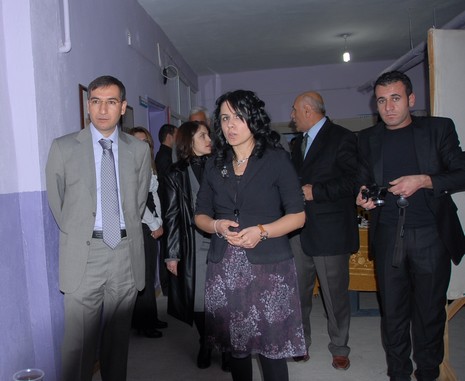 5 Mayıs İlköğretim Okulu Görsel Sanatlar Öğretmeni Seyhan Göztepe tarafından hazırlanan Karakalem, Ebru, Suluboya ve Yağlı Boya çalışmaları davetlilerden tam not aldı.