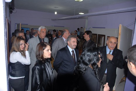 5 Mayıs İlköğretim Okulu Görsel Sanatlar Öğretmeni Seyhan Göztepe tarafından hazırlanan Karakalem, Ebru, Suluboya ve Yağlı Boya çalışmaları davetlilerden tam not aldı.