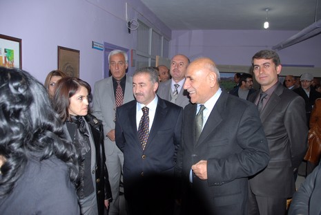 5 Mayıs İlköğretim Okulu Görsel Sanatlar Öğretmeni Seyhan Göztepe tarafından hazırlanan Karakalem, Ebru, Suluboya ve Yağlı Boya çalışmaları davetlilerden tam not aldı.