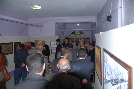 5 Mayıs İlköğretim Okulu Görsel Sanatlar Öğretmeni Seyhan Göztepe tarafından hazırlanan Karakalem, Ebru, Suluboya ve Yağlı Boya çalışmaları davetlilerden tam not aldı.