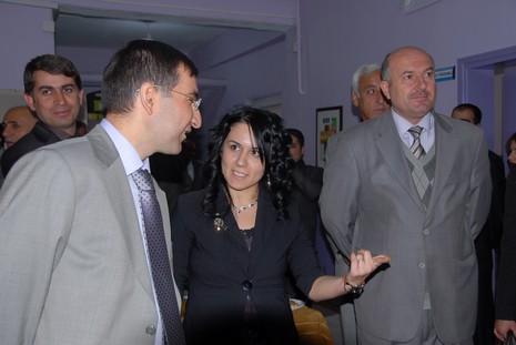 5 Mayıs İlköğretim Okulu Görsel Sanatlar Öğretmeni Seyhan Göztepe tarafından hazırlanan Karakalem, Ebru, Suluboya ve Yağlı Boya çalışmaları davetlilerden tam not aldı.