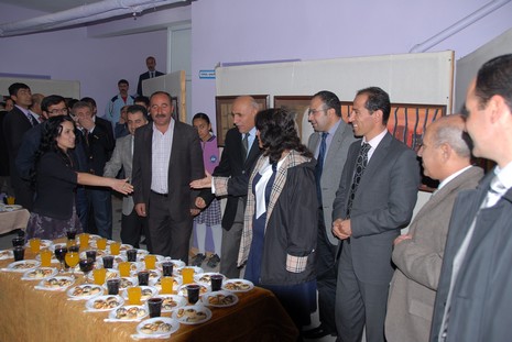 5 Mayıs İlköğretim Okulu Görsel Sanatlar Öğretmeni Seyhan Göztepe tarafından hazırlanan Karakalem, Ebru, Suluboya ve Yağlı Boya çalışmaları davetlilerden tam not aldı.