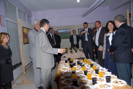 5 Mayıs İlköğretim Okulu Görsel Sanatlar Öğretmeni Seyhan Göztepe tarafından hazırlanan Karakalem, Ebru, Suluboya ve Yağlı Boya çalışmaları davetlilerden tam not aldı.