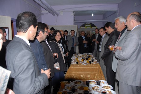 5 Mayıs İlköğretim Okulu Görsel Sanatlar Öğretmeni Seyhan Göztepe tarafından hazırlanan Karakalem, Ebru, Suluboya ve Yağlı Boya çalışmaları davetlilerden tam not aldı.