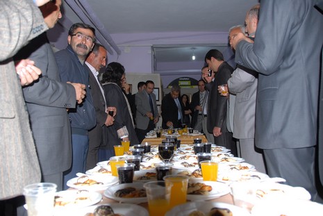 5 Mayıs İlköğretim Okulu Görsel Sanatlar Öğretmeni Seyhan Göztepe tarafından hazırlanan Karakalem, Ebru, Suluboya ve Yağlı Boya çalışmaları davetlilerden tam not aldı.