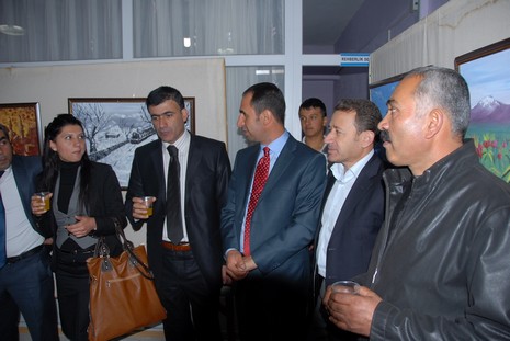 5 Mayıs İlköğretim Okulu Görsel Sanatlar Öğretmeni Seyhan Göztepe tarafından hazırlanan Karakalem, Ebru, Suluboya ve Yağlı Boya çalışmaları davetlilerden tam not aldı.