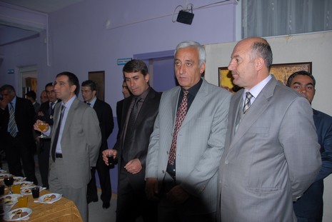 5 Mayıs İlköğretim Okulu Görsel Sanatlar Öğretmeni Seyhan Göztepe tarafından hazırlanan Karakalem, Ebru, Suluboya ve Yağlı Boya çalışmaları davetlilerden tam not aldı.