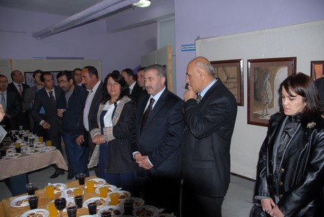 5 Mayıs İlköğretim Okulu Görsel Sanatlar Öğretmeni Seyhan Göztepe tarafından hazırlanan Karakalem, Ebru, Suluboya ve Yağlı Boya çalışmaları davetlilerden tam not aldı.