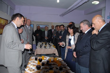 5 Mayıs İlköğretim Okulu Görsel Sanatlar Öğretmeni Seyhan Göztepe tarafından hazırlanan Karakalem, Ebru, Suluboya ve Yağlı Boya çalışmaları davetlilerden tam not aldı.