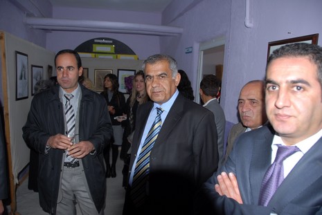 5 Mayıs İlköğretim Okulu Görsel Sanatlar Öğretmeni Seyhan Göztepe tarafından hazırlanan Karakalem, Ebru, Suluboya ve Yağlı Boya çalışmaları davetlilerden tam not aldı.