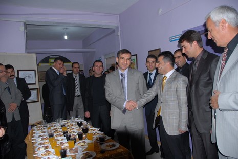 5 Mayıs İlköğretim Okulu Görsel Sanatlar Öğretmeni Seyhan Göztepe tarafından hazırlanan Karakalem, Ebru, Suluboya ve Yağlı Boya çalışmaları davetlilerden tam not aldı.