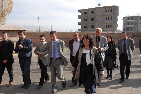 5 Mayıs İlköğretim Okulu Görsel Sanatlar Öğretmeni Seyhan Göztepe tarafından hazırlanan Karakalem, Ebru, Suluboya ve Yağlı Boya çalışmaları davetlilerden tam not aldı.