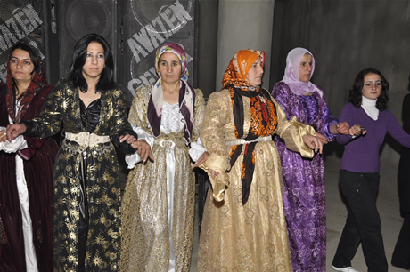 Yüksekova'da 04.05.12.2010 tarihleri arasında evlenen çiftleri sizler için sayfamıza taşıdık. Yüksekova Güncel olarak tüm çiftlerimize mutluluklar dileriz.