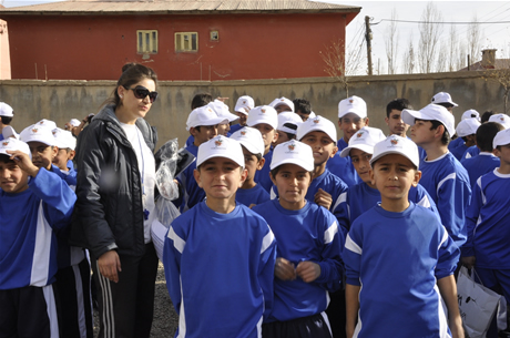 Yüksekova'da Sporla ile Sağlıklı Yaşam Bilinçli Nesiller Projesi kapsamında bir futbol Okulu açıldı.