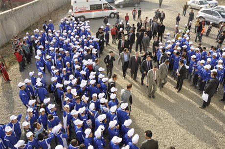 Yüksekova'da Sporla ile Sağlıklı Yaşam Bilinçli Nesiller Projesi kapsamında bir futbol Okulu açıldı.