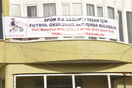 Yüksekova'da Sporla ile Sağlıklı Yaşam Bilinçli Nesiller Projesi kapsamında bir futbol Okulu açıldı.