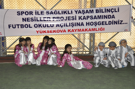 Yüksekova'da Sporla ile Sağlıklı Yaşam Bilinçli Nesiller Projesi kapsamında bir futbol Okulu açıldı.