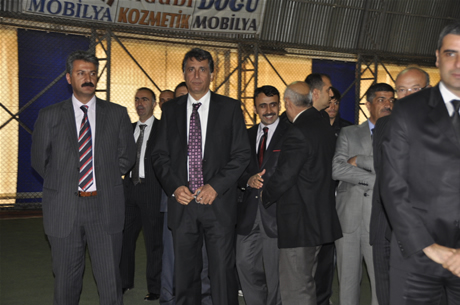 Yüksekova'da Sporla ile Sağlıklı Yaşam Bilinçli Nesiller Projesi kapsamında bir futbol Okulu açıldı.