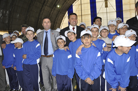 Yüksekova'da Sporla ile Sağlıklı Yaşam Bilinçli Nesiller Projesi kapsamında bir futbol Okulu açıldı.