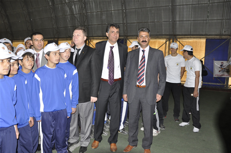 Yüksekova'da Sporla ile Sağlıklı Yaşam Bilinçli Nesiller Projesi kapsamında bir futbol Okulu açıldı.