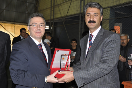 Yüksekova'da Sporla ile Sağlıklı Yaşam Bilinçli Nesiller Projesi kapsamında bir futbol Okulu açıldı.