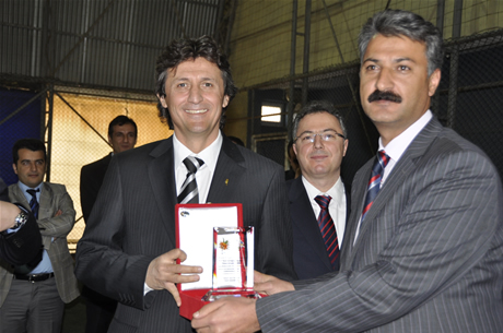 Yüksekova'da Sporla ile Sağlıklı Yaşam Bilinçli Nesiller Projesi kapsamında bir futbol Okulu açıldı.