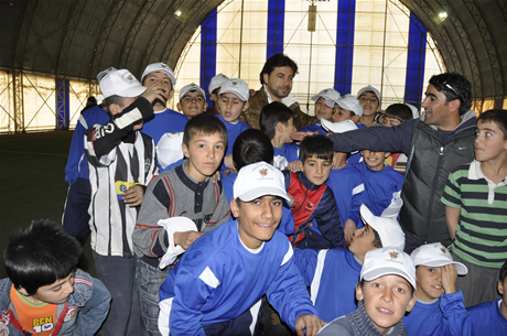 Yüksekova'da Sporla ile Sağlıklı Yaşam Bilinçli Nesiller Projesi kapsamında bir futbol Okulu açıldı.