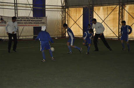 Yüksekova'da Sporla ile Sağlıklı Yaşam Bilinçli Nesiller Projesi kapsamında bir futbol Okulu açıldı.