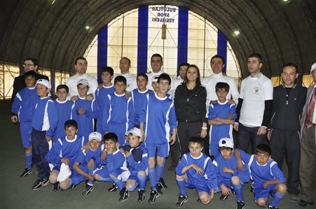 Yüksekova'da Sporla ile Sağlıklı Yaşam Bilinçli Nesiller Projesi kapsamında bir futbol Okulu açıldı.