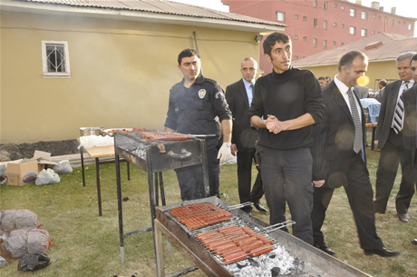 Yüksekova'da Sporla ile Sağlıklı Yaşam Bilinçli Nesiller Projesi kapsamında bir futbol Okulu açıldı.