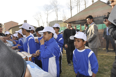 Yüksekova'da Sporla ile Sağlıklı Yaşam Bilinçli Nesiller Projesi kapsamında bir futbol Okulu açıldı.
